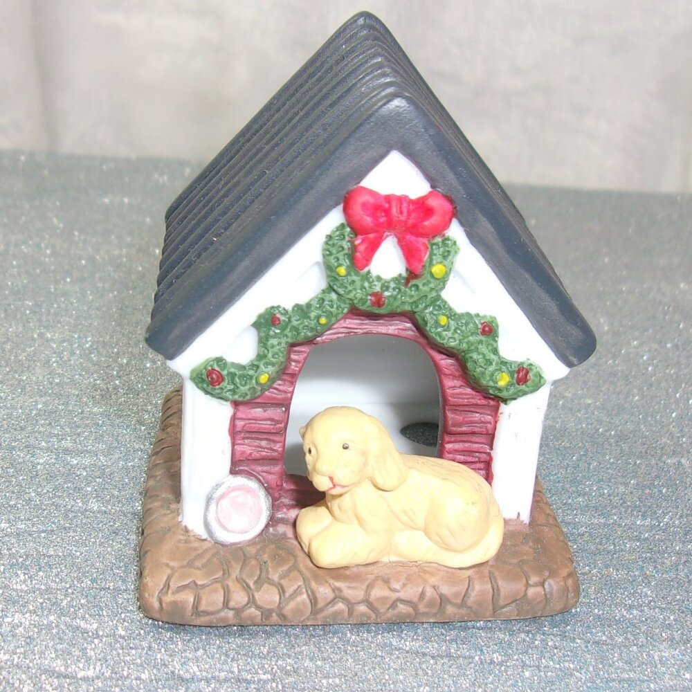 HXS-39 ST. NICHOLAS SQUARE CHRISTMAS VILLAGE CERAMIC DOG WITH DOGHOUSE
